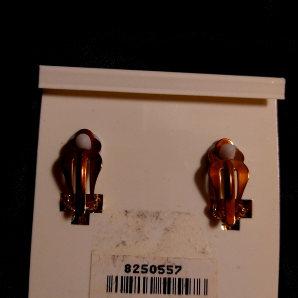 MAXINE DENKER FAUX PERIDOT GOLDTONE CLIP EARRINGS (NWT) - Picture 2 of 4